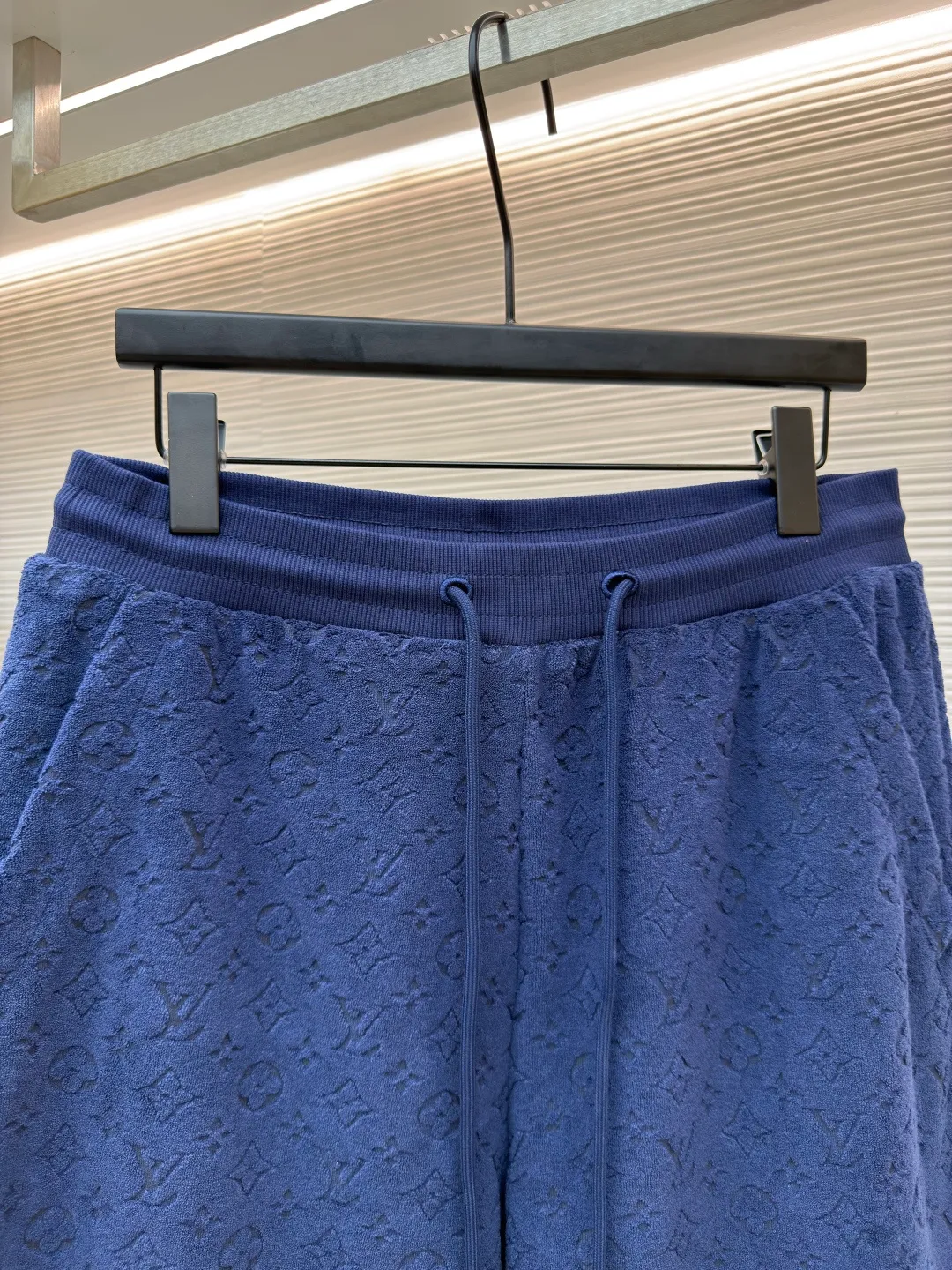 LOUIS VUITTON embossed terry shorts ●Authentic product: purchased and developed at 9850 ●Item number: 1680557-A35 ●Fabric: blended terry luxury terry fabric ●Technology: embossed jacquard production ●Version: fitted version ●Weight: about 330 grams ●Size: S-M-L-XL ●Description: Customized soft cotton blended terry luxury terry fabric with clear texture and plump and lazy Comfortable and close to the skin. The main tone is navy blue. It is as calm and profound as the deep sea. The full-width Monogram embossing makes a stunning appearance. It is a gorgeous bloom of Louis Vuitton's classic elements. It is fully recognizable and interprets an unparalleled fashion style. Suit is available for worry-free wear, three-dimensional relief jacquard technique. High-density electronic jacquard machine is used to achieve the Monogram three-dimensional effect through the "positive and negative layer weaving method". The fabric is partially heated using a customized mold to hot-melt the fibers in specific areas to permanently shape the relief outline. . The infrared positioning cutting machine uses an infrared transmitter and an infrared receiver to achieve precise positioning of materials. The accuracy can reach the micron level, thereby meeting the effect of Monogram alignment and high-precision cutting. The fabrics have been washed, have a better hand feel, are not easy to deform, are not easy to shrink, are not easy to fade, and maintain long-term beauty. The overall wiring is straight and delicate, the fabric is comfortable and soft, and the color is consistent without color difference. It can be matched with the same style to create a fashionable look and control various occasions. Customized accessories, complete with three standards, same style for men and women!